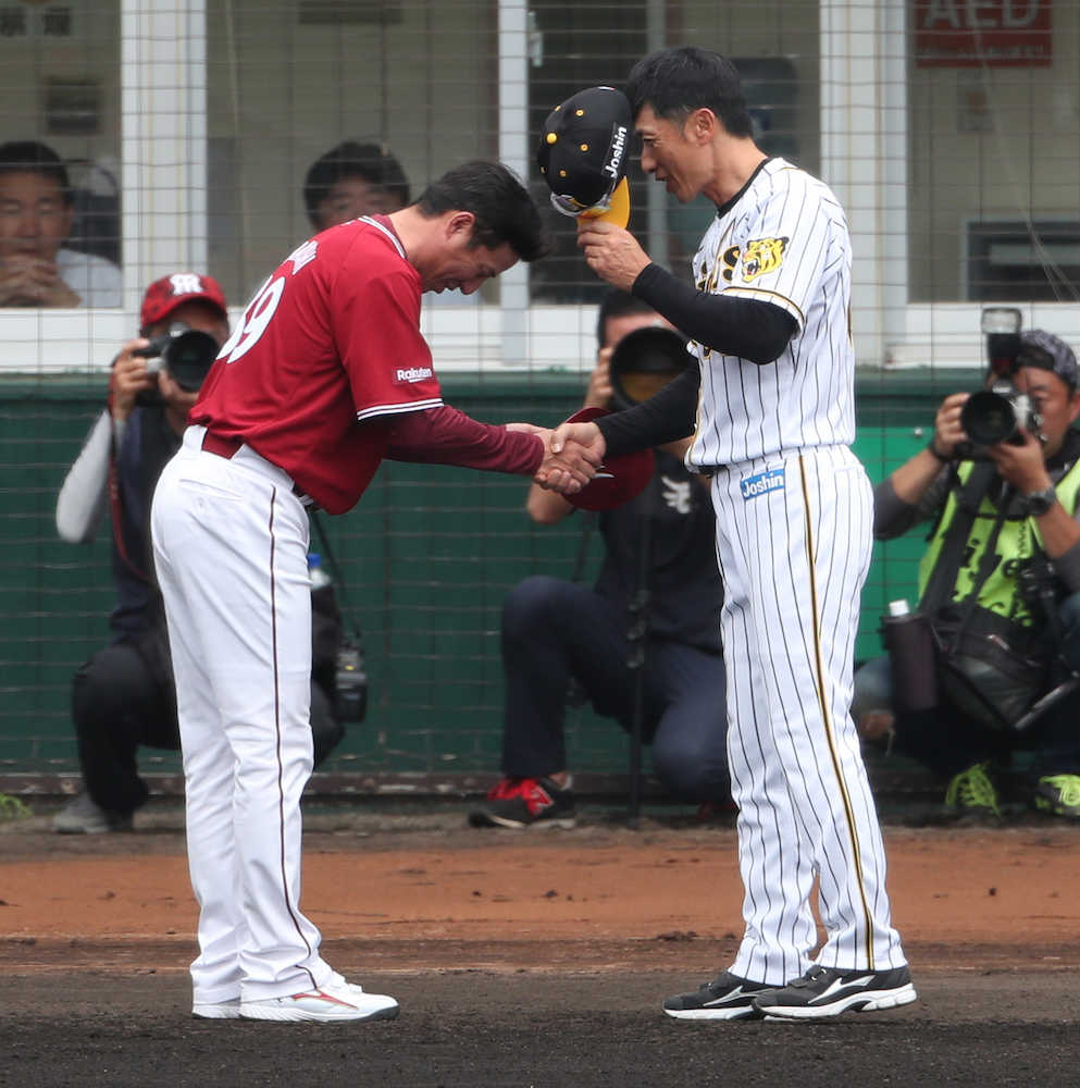 試合を前に握手を交わす平石監督（左）と矢野監督（撮影・坂田　高浩）