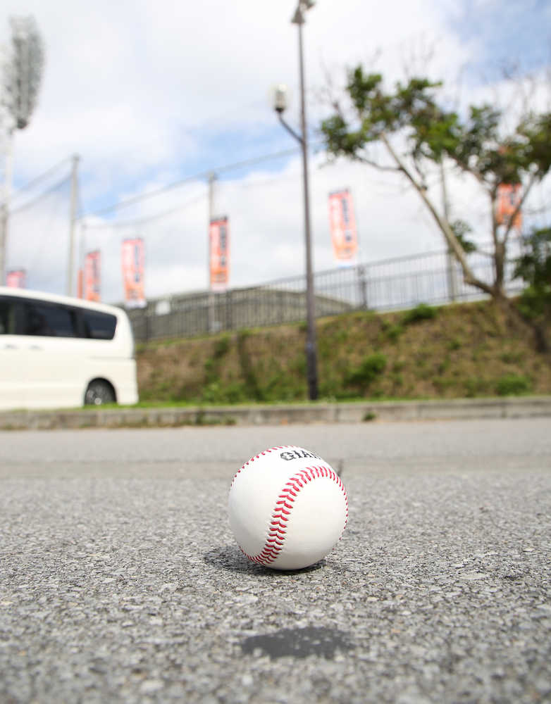 巨人キャンプのフリー打撃で放った丸の打球は場外の駐車場へ（撮影・木村　揚輔）