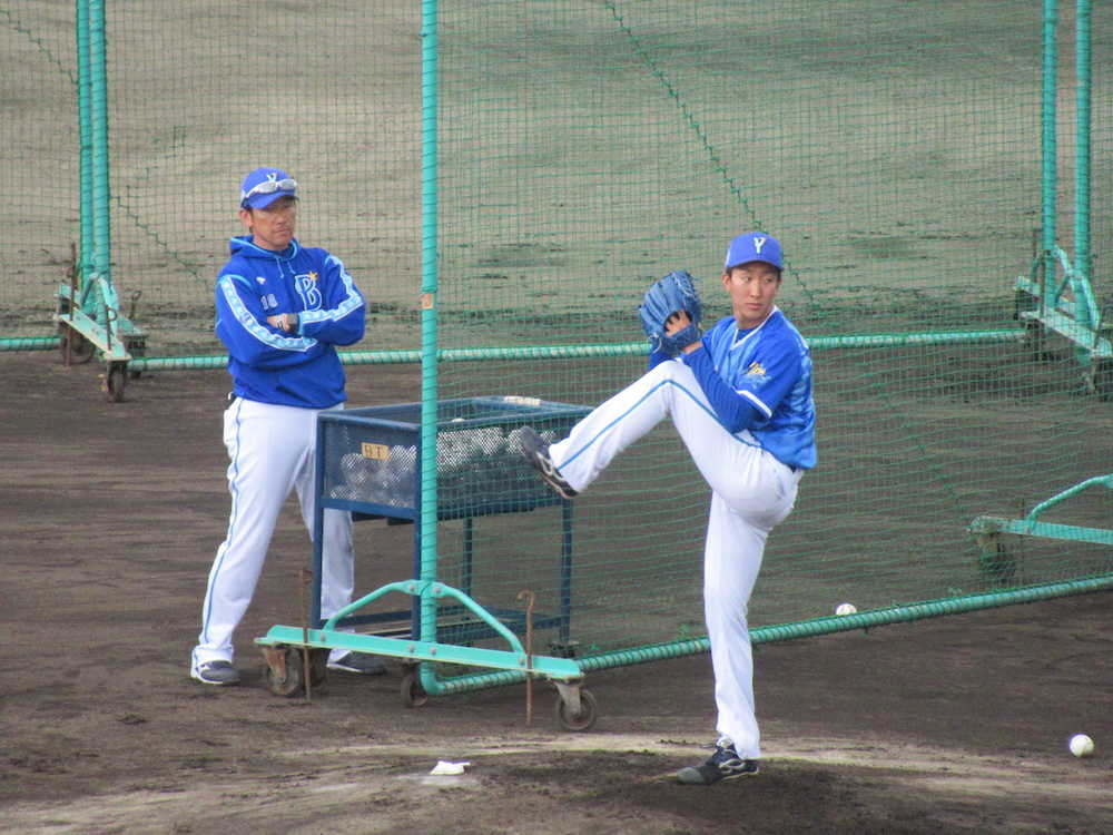 ＤｅＮＡ・三浦投手コーチ（左）が見守る中、フリー打撃に登板した大貫