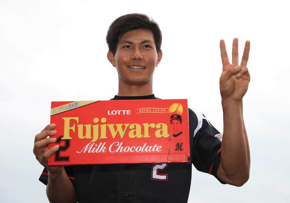 【画像・写真】ロッテ　藤原から報道陣に“逆チョコ”振る舞う　手渡しの理由は…