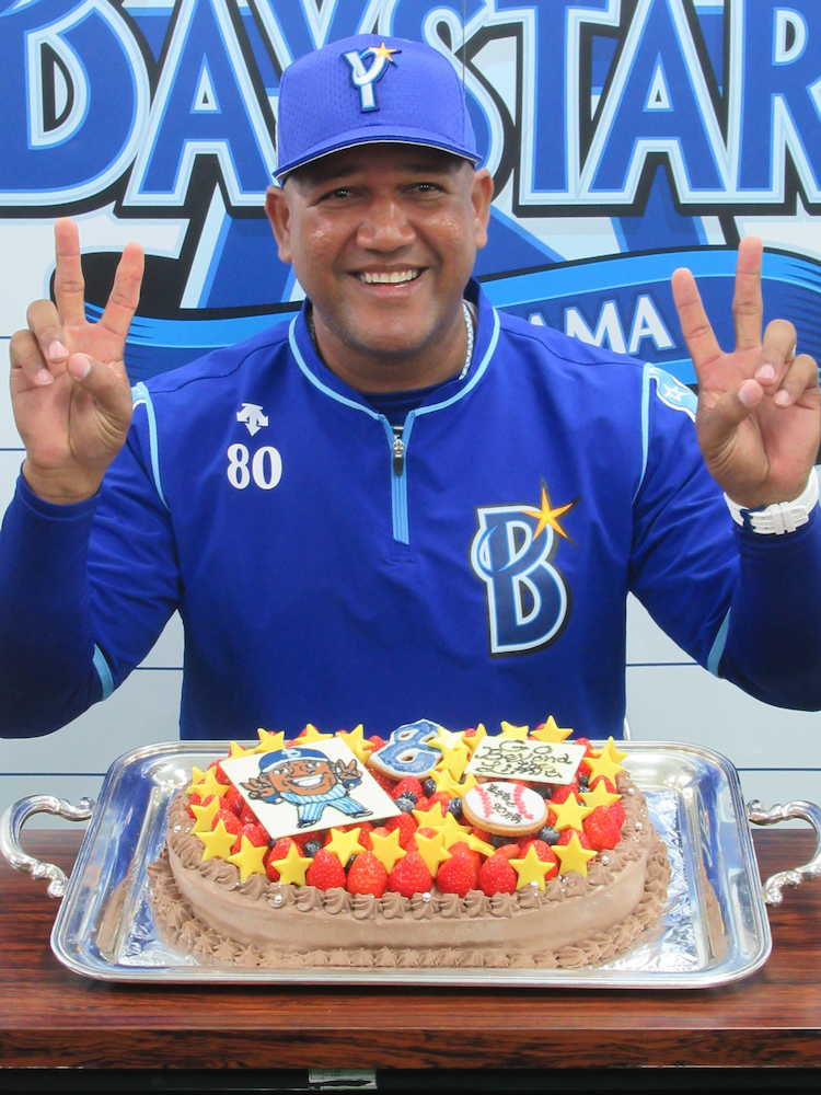 【画像・写真】ＤｅＮＡ　ラミ監督に報道陣からチョコケーキ「愛を感じました」