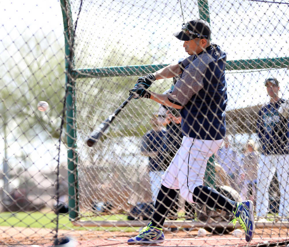 【画像・写真】イチロー　キャンプ初日から柵越え５本　“選手”復帰に笑顔「気持ちいい」