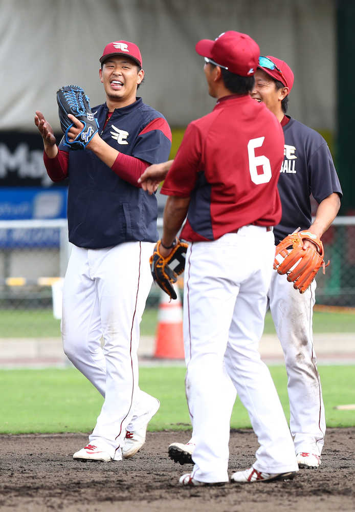 楽天キャンプ 特守を終え笑顔を見せる浅村 撮影 三島 英忠 スポニチ Sponichi Annex 野球