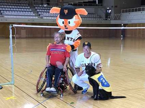 日本介助犬協会に支援金を贈呈した巨人・菅野（右）