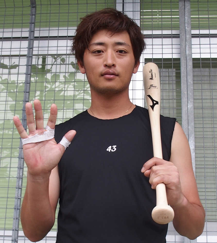 振り込みでマメが潰れ テーピングを巻いた右手を見せる日本ハム 白村 スポニチ Sponichi Annex 野球