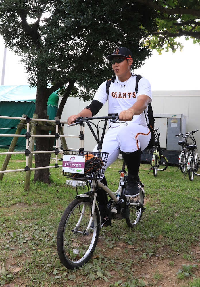 別メニュー調整の岡本は自転車でスタジアムに戻る（撮影・森沢裕）