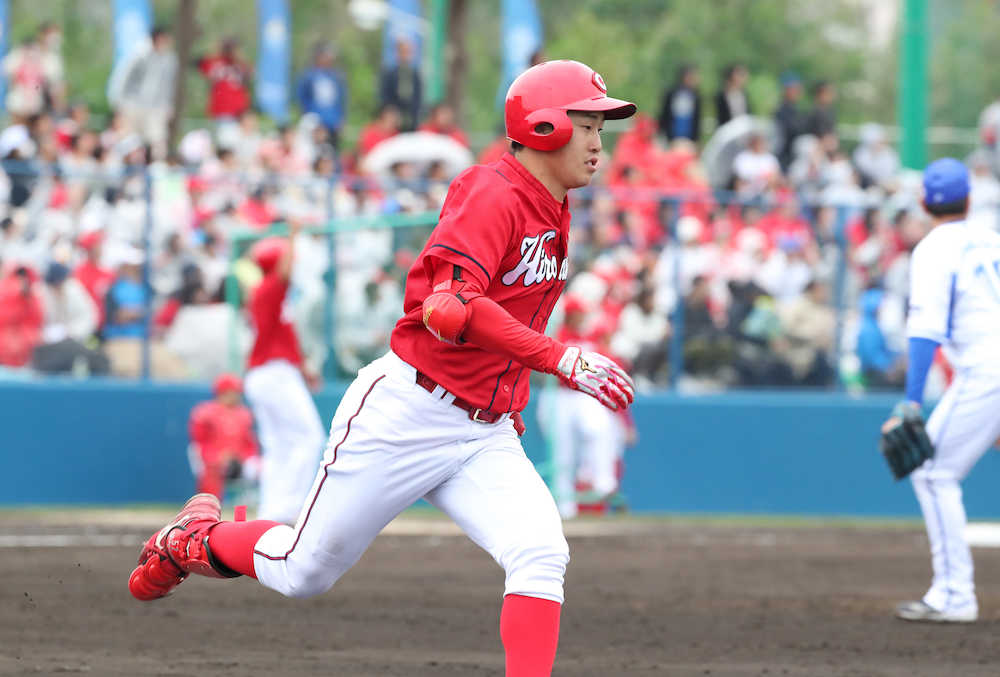 【画像・写真】広島　小園　初安打　実戦１２打席目　同世代ドラ１番乗り