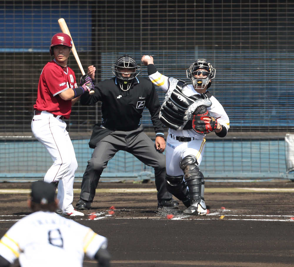 【画像・写真】ソフトＢ甲斐、今季初の「キャノン」披露　盗塁２度阻止も「まだまだ」