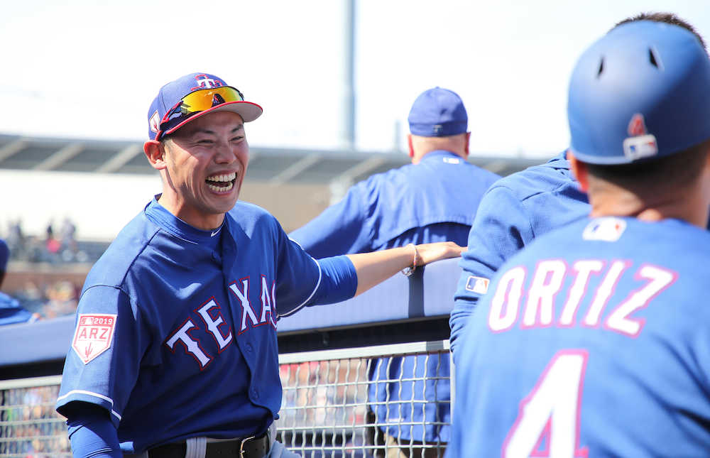 【画像・写真】レンジャーズベンチに日本ハム矢野コーチ　留学で異例のメジャーキャンプ参加