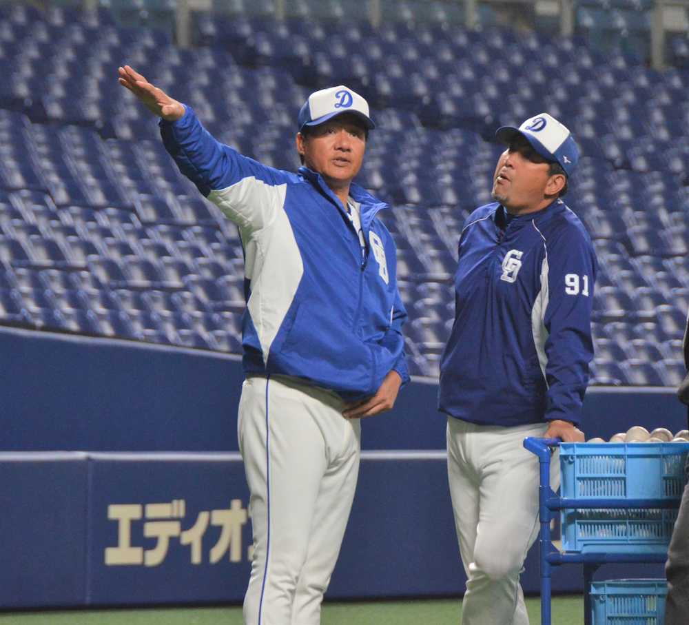 伊東ヘッドコーチとナゴヤドーム内を見渡す与田監督（左）