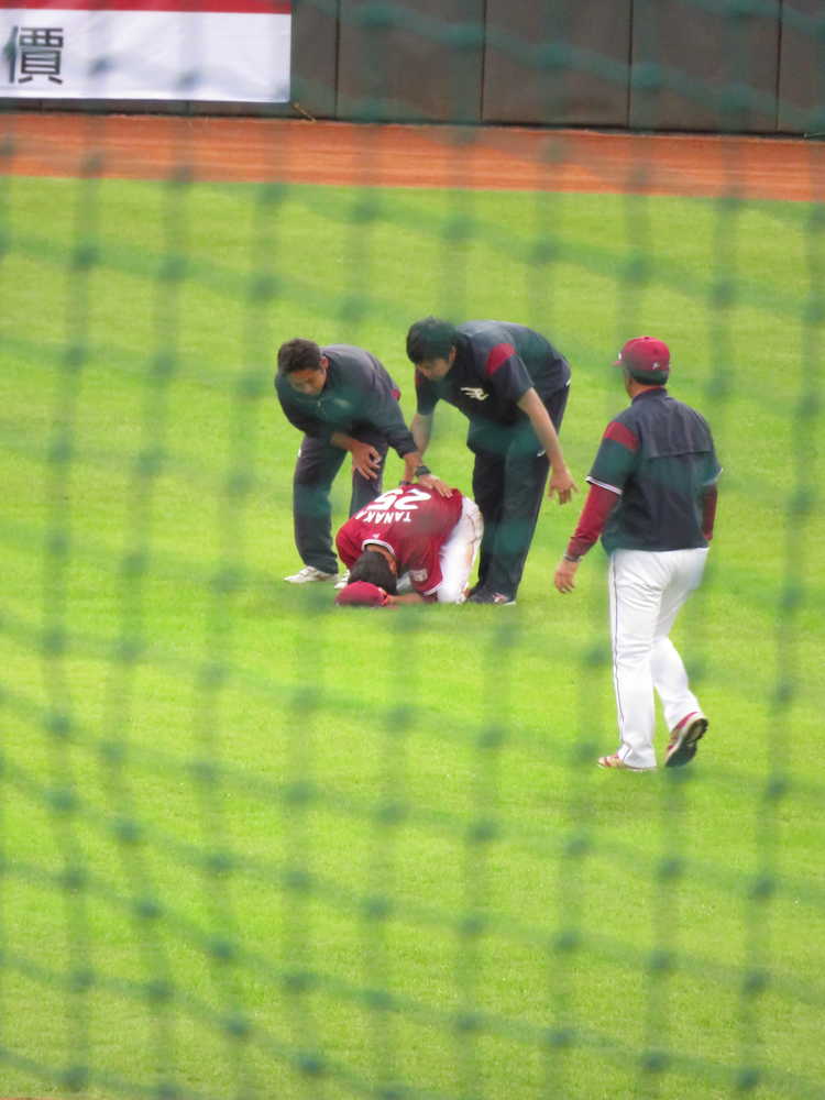 【画像・写真】楽天・田中　親善試合で右足首負傷、担架で途中交代