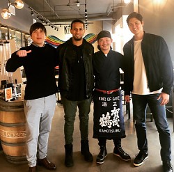 練習後は日本食で息抜き！テンピ市内の寿司店で交流を深めた（左から）水原通訳、ミドルトンと大谷（右）（ミドルトン提供）