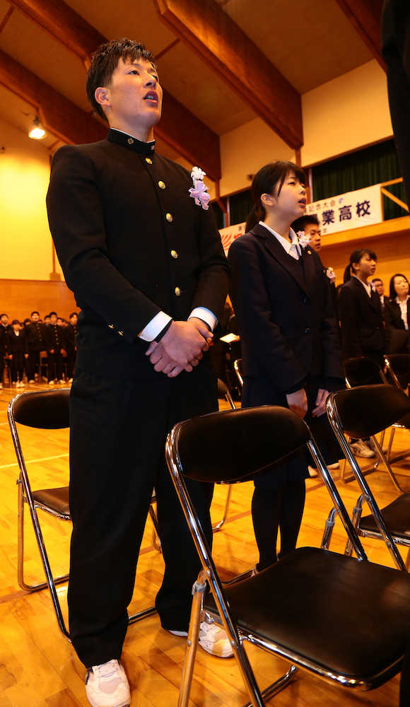 金足農業卒業式で校歌を斉唱する吉田輝