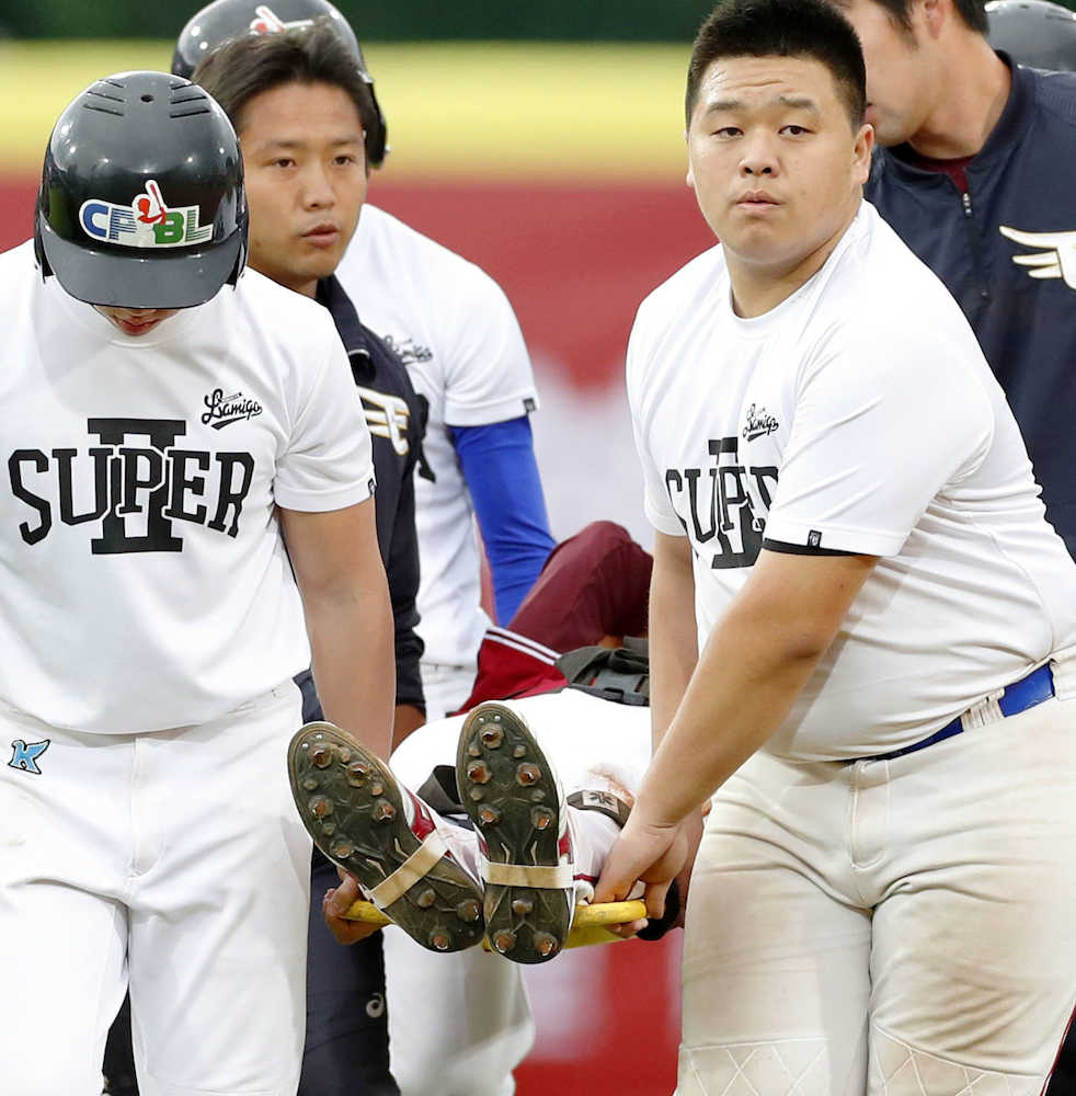 台湾プロ野球ラミゴとの練習試合で、打球を追った際に負傷し、担架で運ばれる楽天・田中（共同）