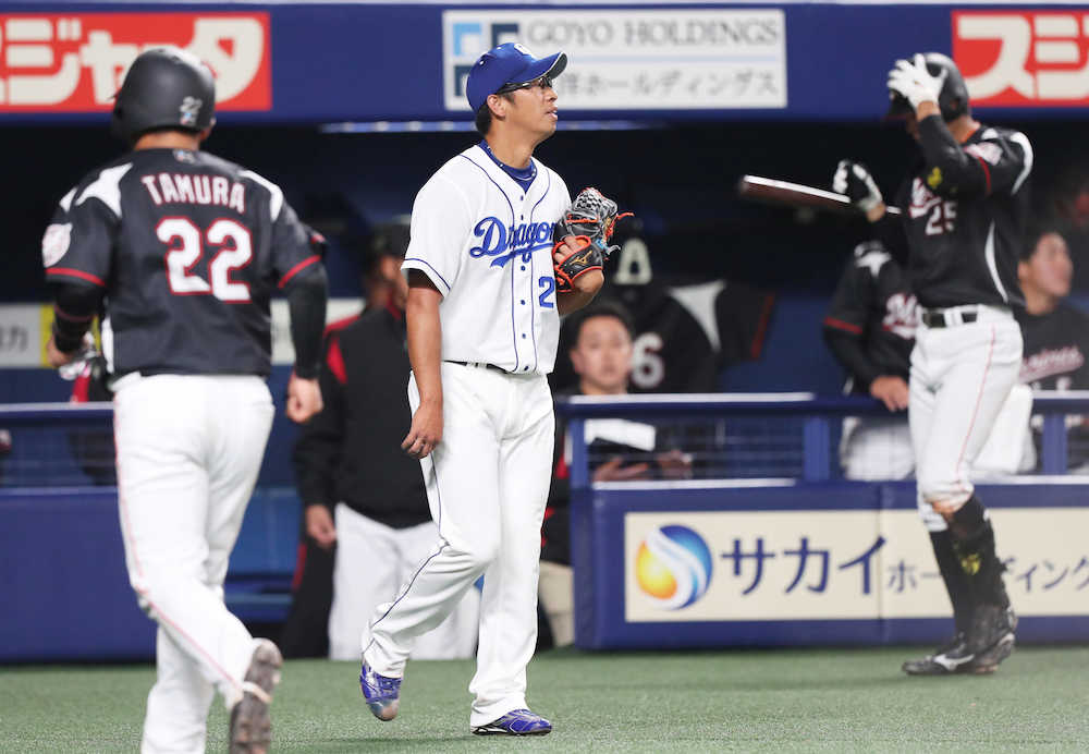 中 ロｏｐ ６回 代打 高浜に勝ち越し右前２点適時打を打たれ ガックリの山井 撮影 椎名 航 スポニチ Sponichi Annex 野球