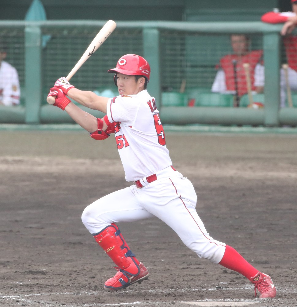 【画像・写真】広島・小園、プロ初本塁打！武隈の直球を右翼席へ　小園コールに初々しくお辞儀