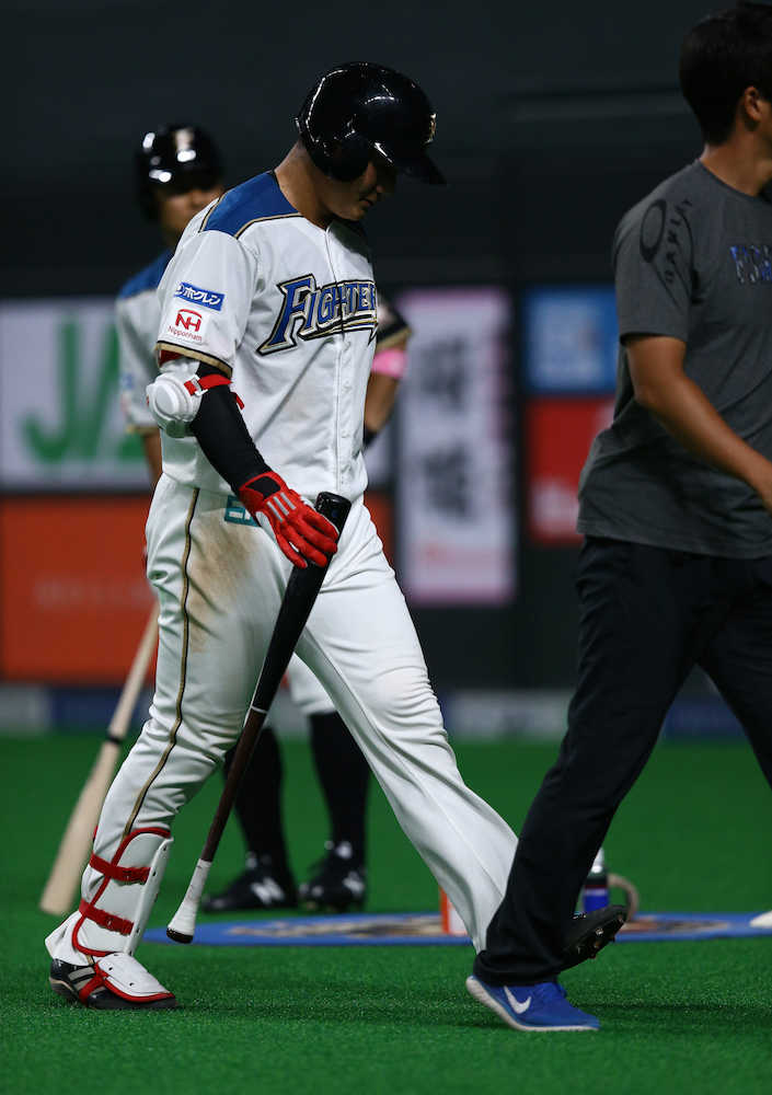 【画像・写真】日本ハム・清宮にアクシデント　９回、右手首痛めて途中交代