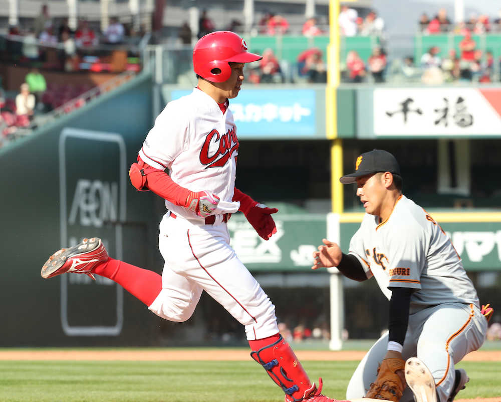 【画像・写真】広島ドラ１小園　本拠地デビュー戦初ヒットは足で奪った内野安打
