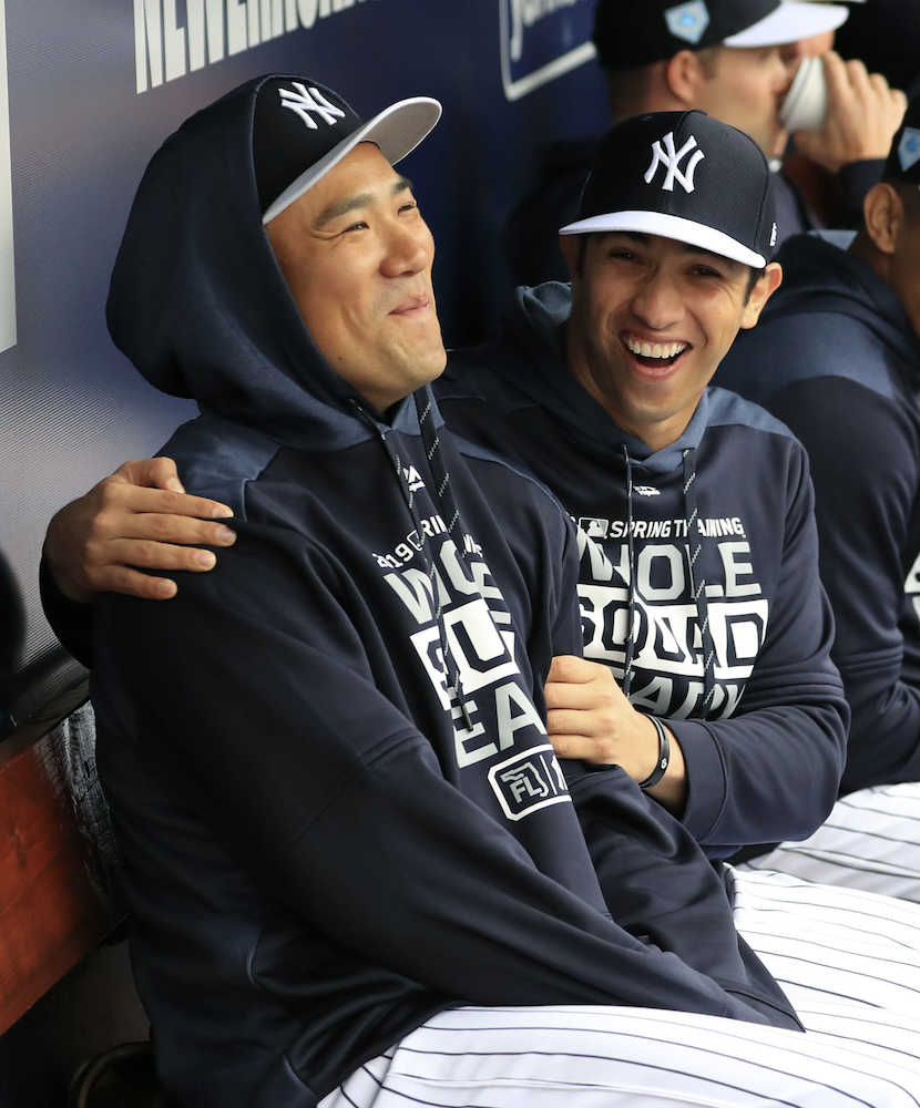 ベンチでチームメートと談笑するヤンキース・田中（左）