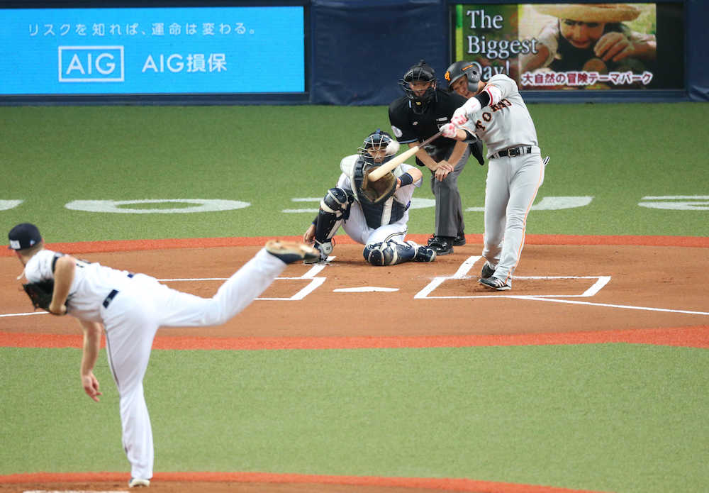＜オ・巨＞初回、坂本勇は左越えに先頭打者弾を放つ（撮影・西尾　大助）