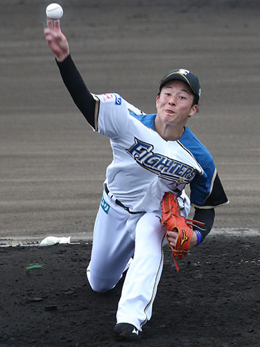 【画像・写真】日本ハム・吉田輝　対外試合デビューは１回１安打無失点　真っ向勝負でバットをへし折った