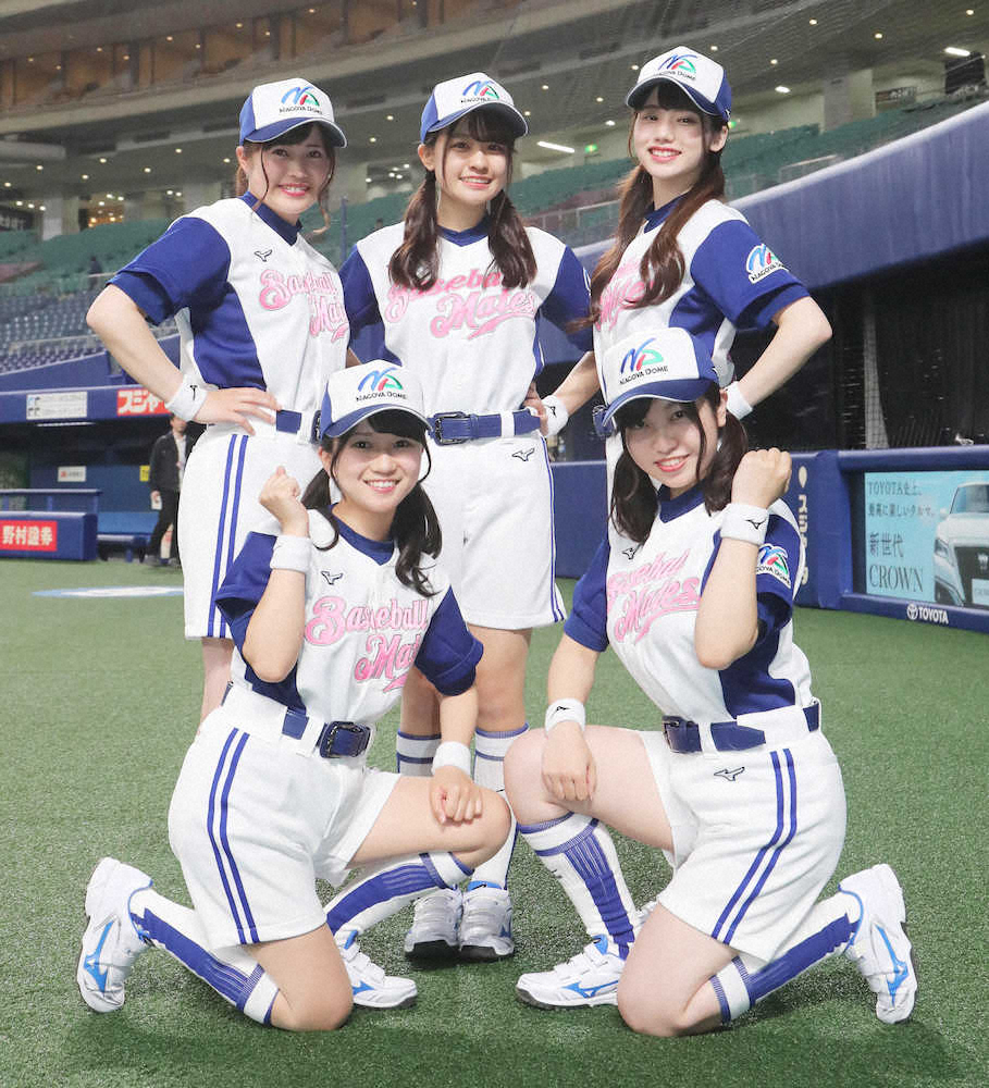 ＜中・神＞2019年のベースボールメイツを務める（前列左から）MARIA、ARUMI、（後列左から）AYAKA、YUKA、HANA（撮影・椎名　航）