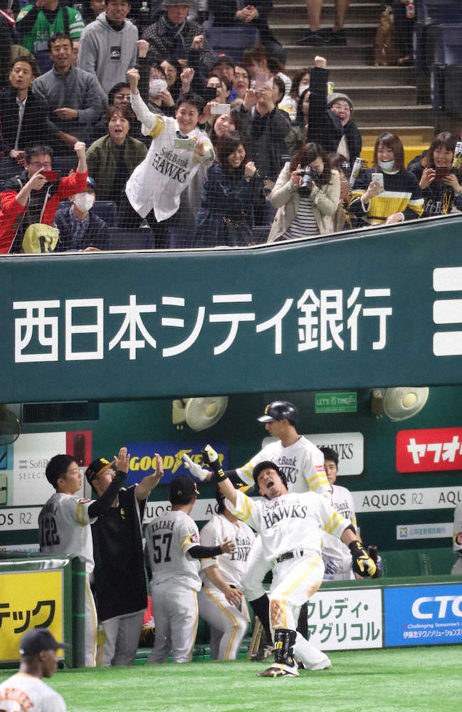 ＜ソ・巨＞8回無死二塁、2ランを放った松田宣はスタンドのファンと一緒に「熱男！」と叫ぶ（撮影・岡田　丈靖）