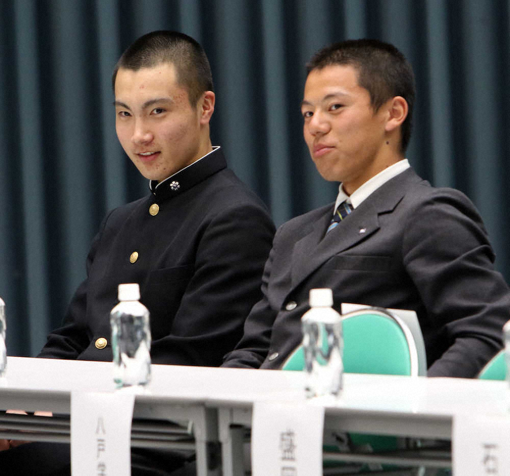 【画像・写真】札幌大谷　森マネジャー、進撃へ先導　開会式行進でプラカード係