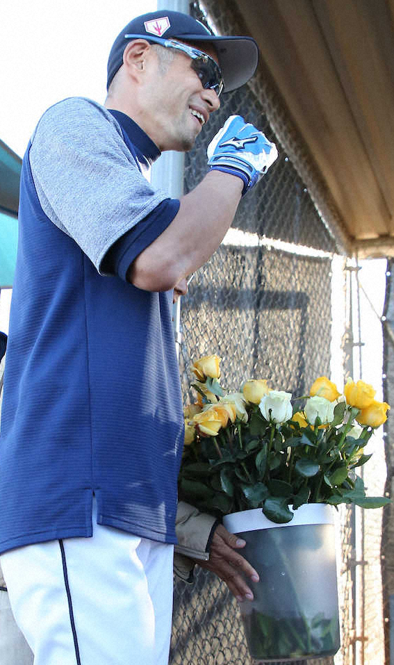 ＜マリナーズ・ジャイアンツ＞51本の黄色のバラをファンから贈られ、笑顔のイチロー（撮影・会津　智海）