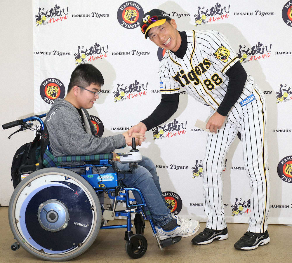 【画像・写真】矢野監督に感謝状　支援金総額が3900万円に「頑張る力をもらえた　優勝します」