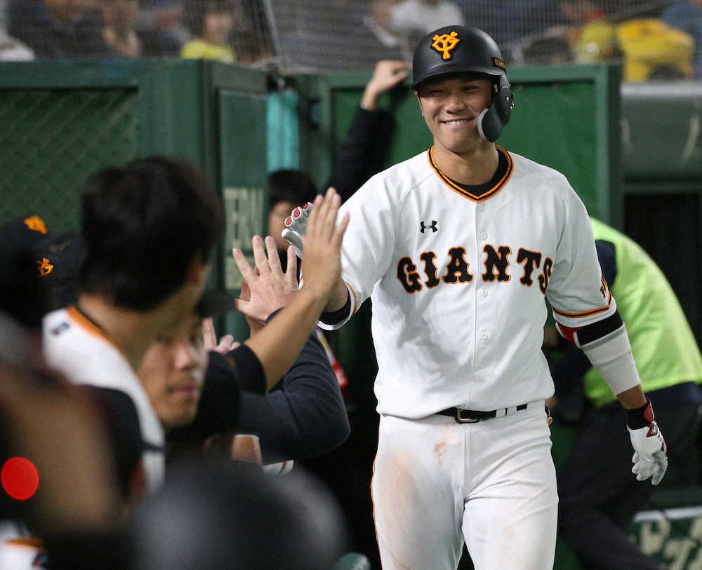 【画像・写真】巨人・坂本　左中間へ本塁打「いい追加点になって良かった」
