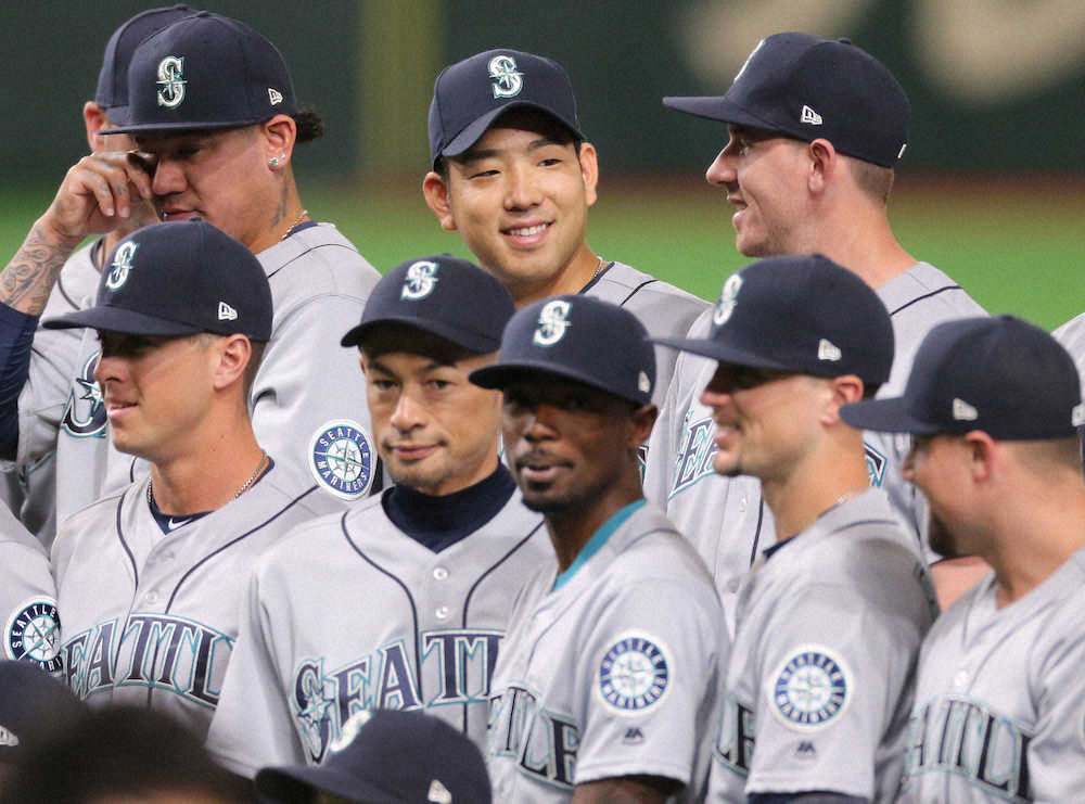 【画像・写真】イチロー　開幕スタメン出場も無安打　交代時にナインと抱擁