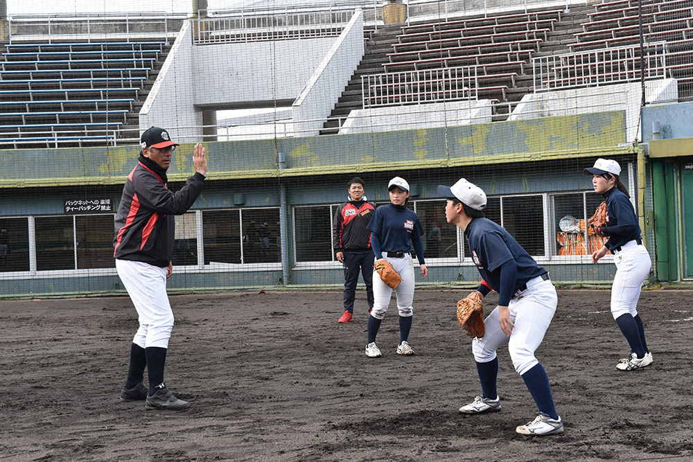【画像・写真】高知FD　駒田監督らが室戸高校女子硬式野球部を熱血指導