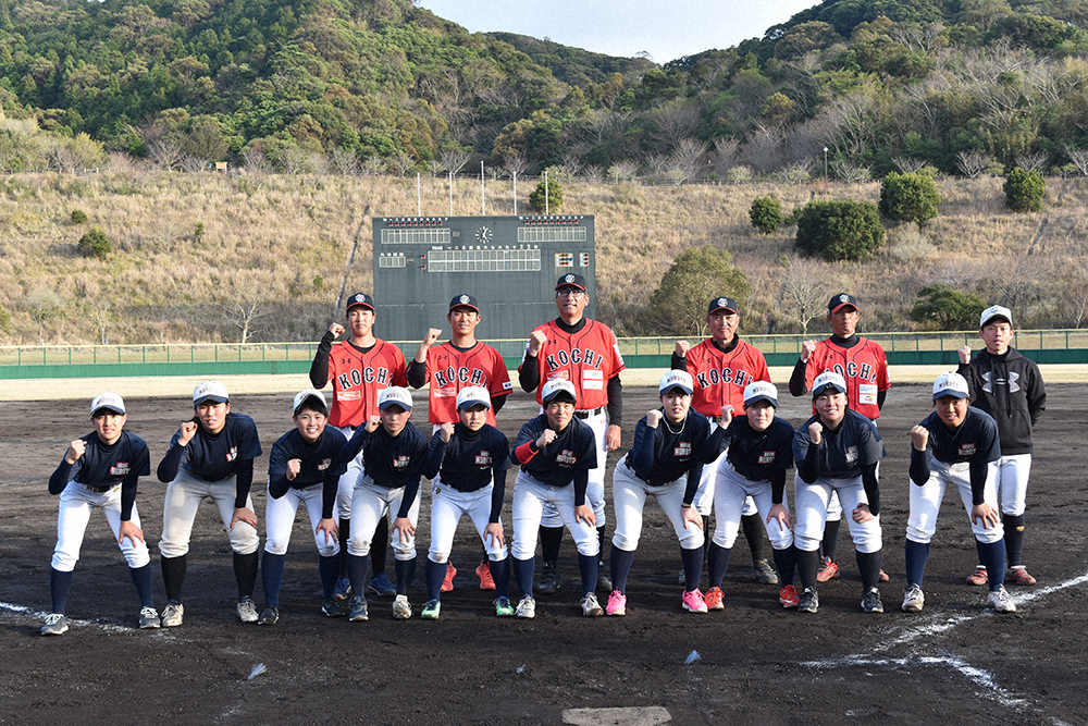 練習終了後に高知ＦＤの駒田監督らと記念撮影を行った室戸高校女子硬式野球部の選手たち