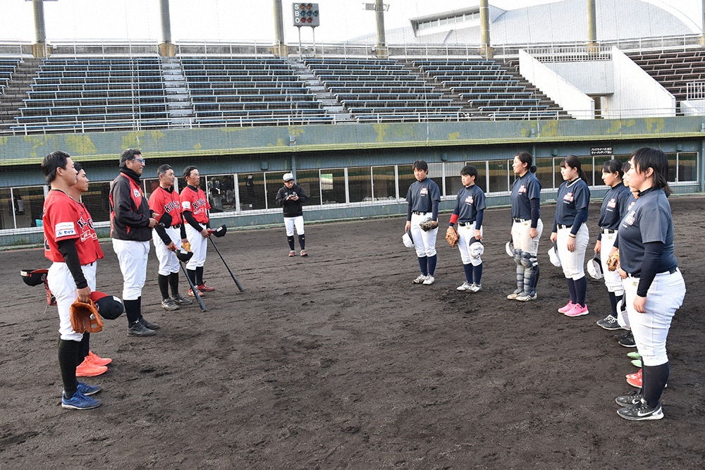練習終了着に高知ＦＤの駒田監督、コーチ、選手にあいさつを行った選手たち