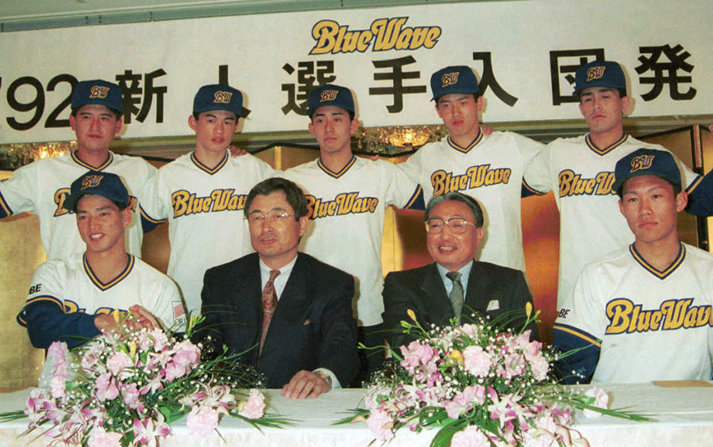 1991年12月18日、オリックス入団発表に臨んだ鈴木一朗外野手（後列左から2人目）