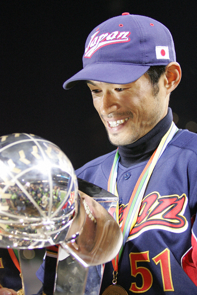 2006年3月、WBC初代王者に輝き、笑顔で優勝トロフィーを見つめる日本代表のイチロー ― スポニチ Sponichi Annex 野球