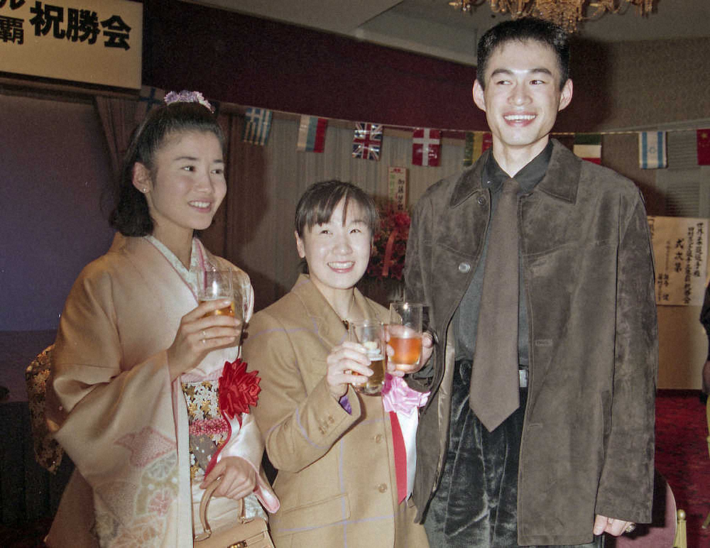1997年11月、田村亮子（中央）の世界選手権3連覇の祝勝会で、石田ひかり（左）とともに笑顔のイチロー