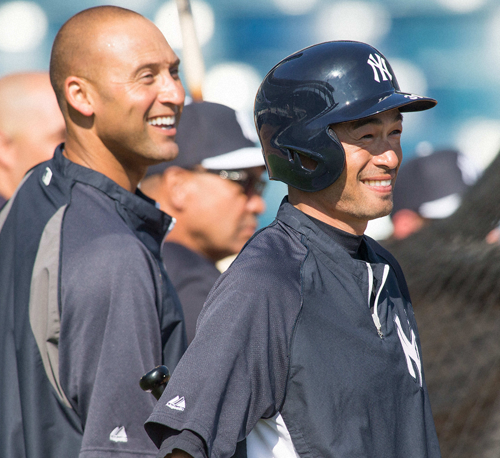 2014年3月、ヤンキースのキャンプで笑顔を見せるジーター（左）とイチロー