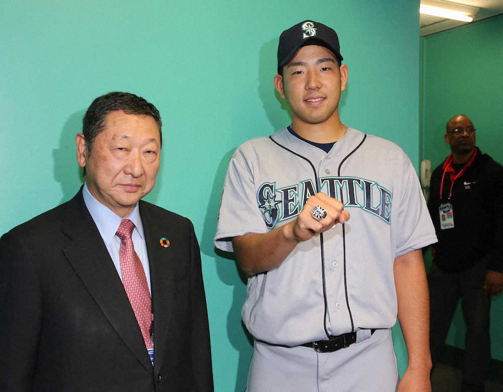 【画像・写真】雄星、試合前に西武後藤オーナーから昨季のパ優勝記念リング贈呈