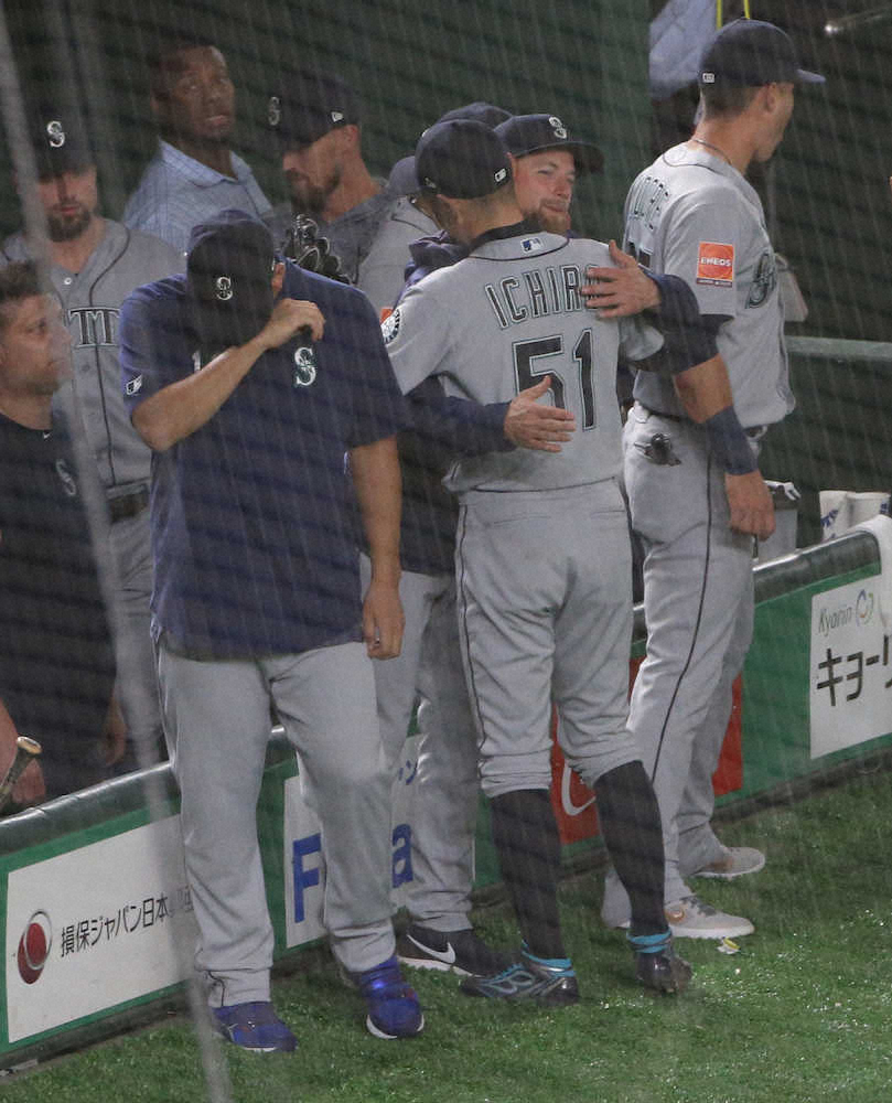アスレチックス マリナーズ2 8回 交代するイチローとハグした菊池 左 は号泣する 撮影 西海健太郎 スポニチ Sponichi Annex 野球