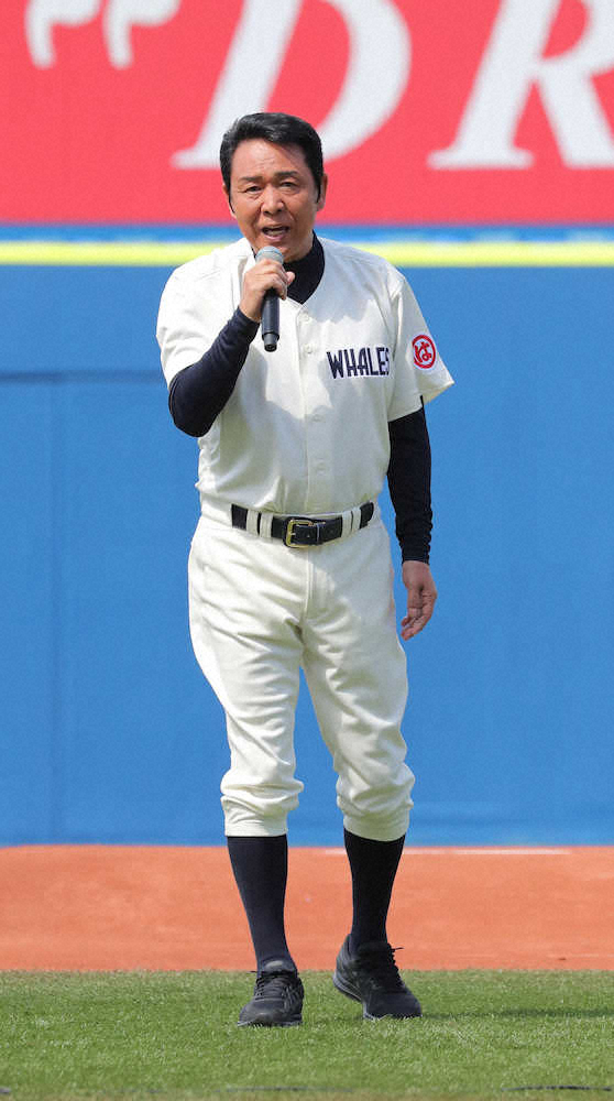 【画像・写真】DeNA　山本譲二、大洋の復刻ユニで熱唱「ぜひ“優勝”の2文字を」