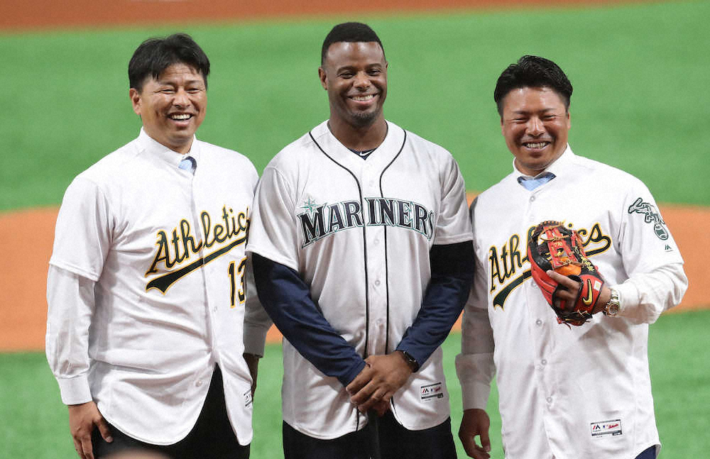 【画像・写真】ア軍OB藪氏＆岩村氏が始球式に登場　打席にはグリフィー氏