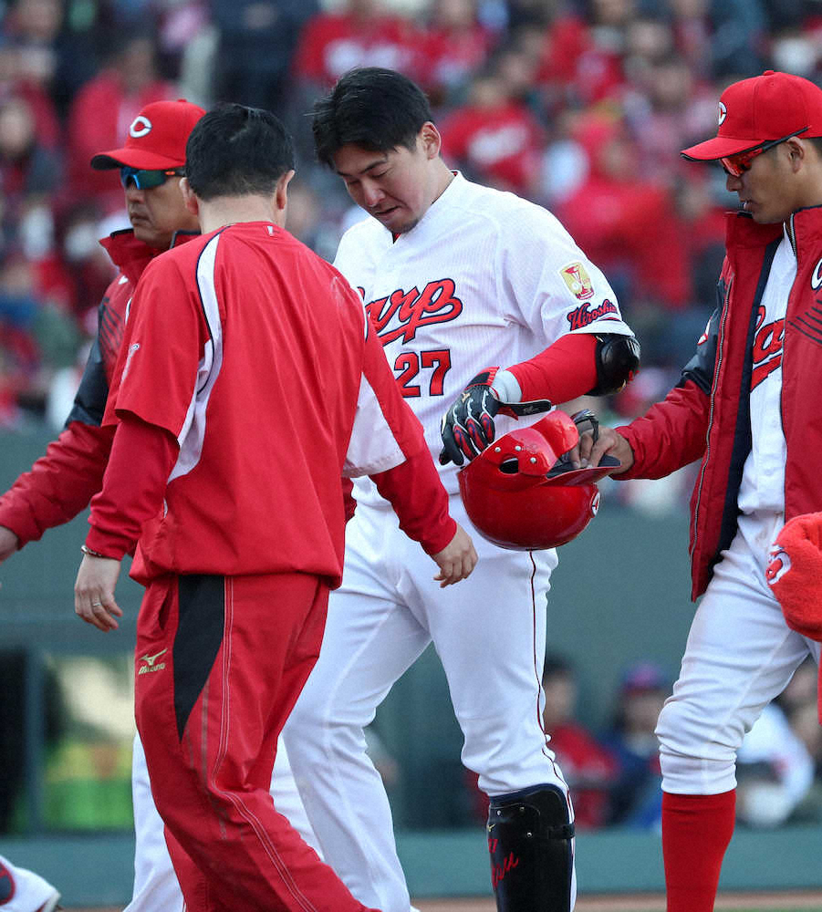 【画像・写真】Cフラップに当たった？広島・会沢　顔面付近に死球で途中交代