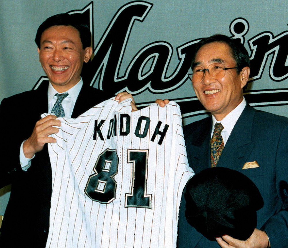 1996年10月、ロッテの新監督に就任し、背番号81のユニホームを重光昭夫オーナー代行（左）から受け取る近藤昭仁さん