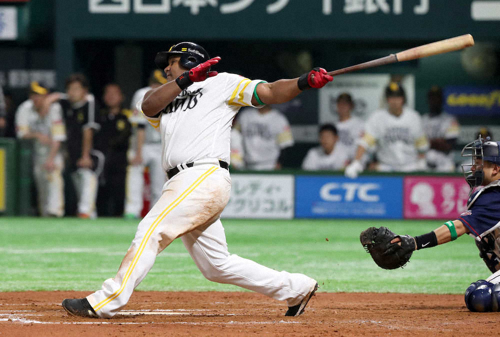 【画像・写真】11回無死一、二塁、サヨナラ適時打を放ったデスパイネ（撮影・中村　達也）