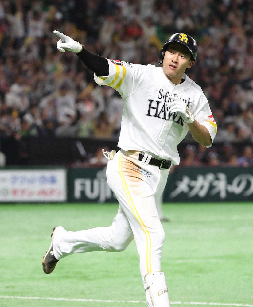 4回2死満塁、満塁本塁打を放った柳田はベンチを指さす（撮影・岡田　丈靖）