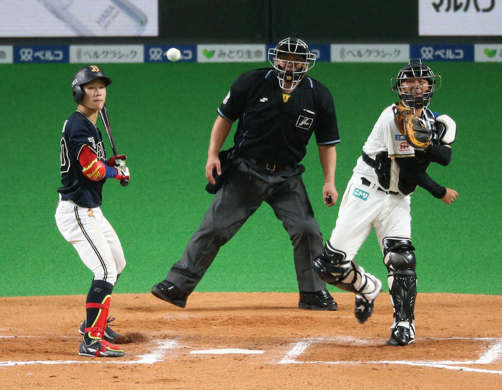 【画像・写真】日本ハム実松、強肩見せた　福田の盗塁阻止「共同作業で」