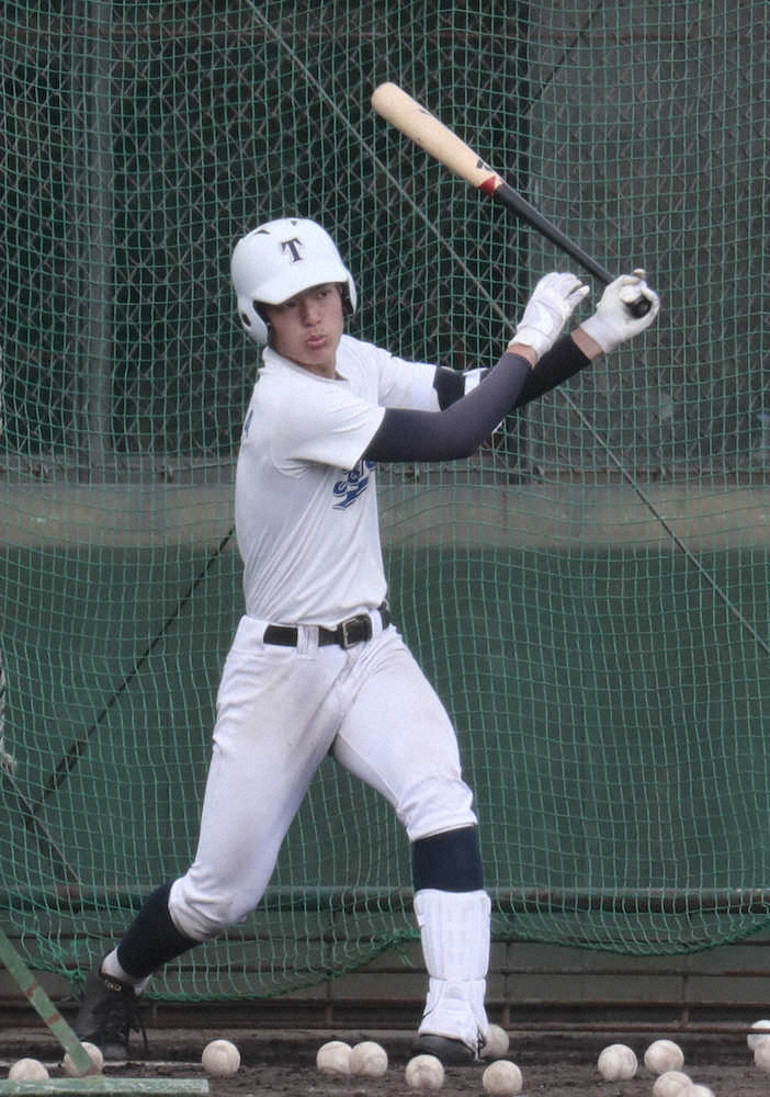 【画像・写真】打撃練習をする東邦・石川（撮影・後藤　大輝）　　
