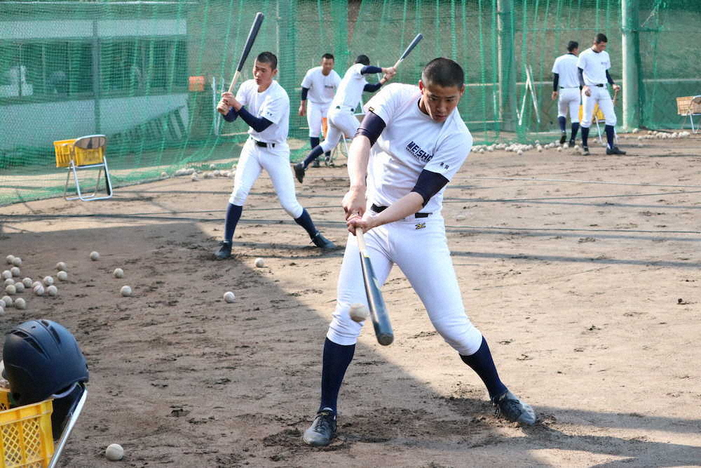 【画像・写真】ティー打撃を行う明石商・来田